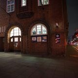 Aus der Davidwache, einem Eckhaus aus Backstein, scheint Licht durch die Fenster auf den Bürgersteig