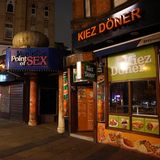 Bei einem Döner-Laden und bei einem Laufhaus namens "Paradise Point of Sex" sind alle Lichter aus