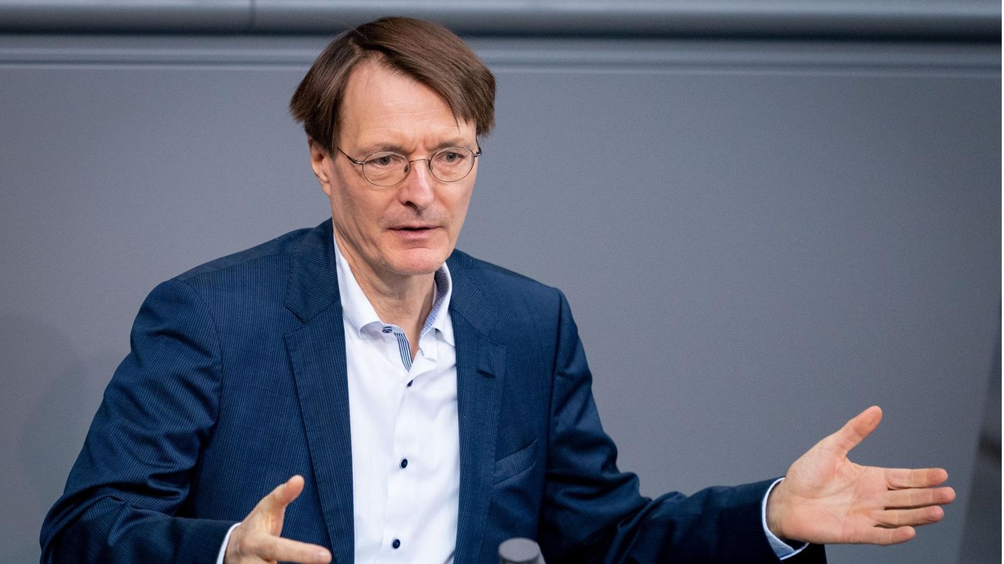 Karl Lauterbach, SPD-Bundestagsabgeordneter, spricht bei einer Sitzung des Bundestages zu den Abgeordneten
