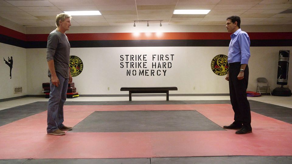 "Strike First. Strike Hard. No Mercy" ist das Motto der Karate-Dojos Cobra Kai