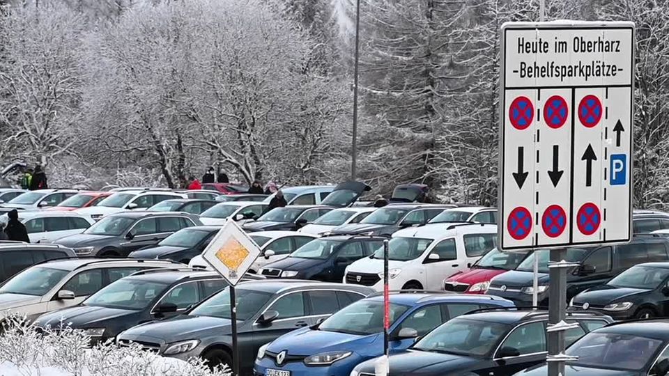 Harz Parkplatz Auf einem Parkplatz zwischen verschneiten Tannen und Bäumen stehen Autos dicht an dicht