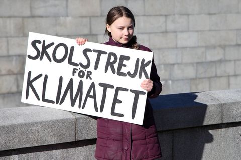 Die schwedische Klimaaktivistin Greta Thunberg hält ein Schild mit Aufschrift "Skolstrejk för klimatet" hoch