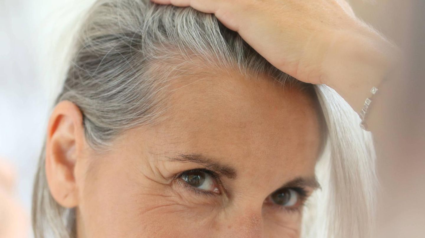 Die Entwicklung von grauen Haaren liegt vor allem in den Genen und am Alter. Aber auch Stress spielt eine Rolle.