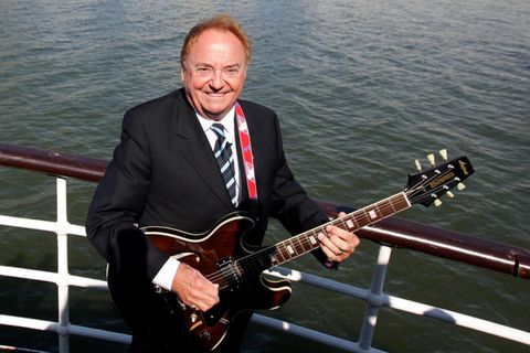 Gerry Marsden mit Gitarre auf der Mersey-Fähre