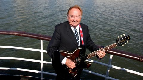 Gerry Marsden mit Gitarre auf der Mersey-Fähre