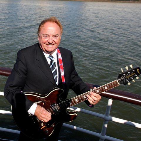 Gerry Marsden mit Gitarre auf der Mersey-Fähre