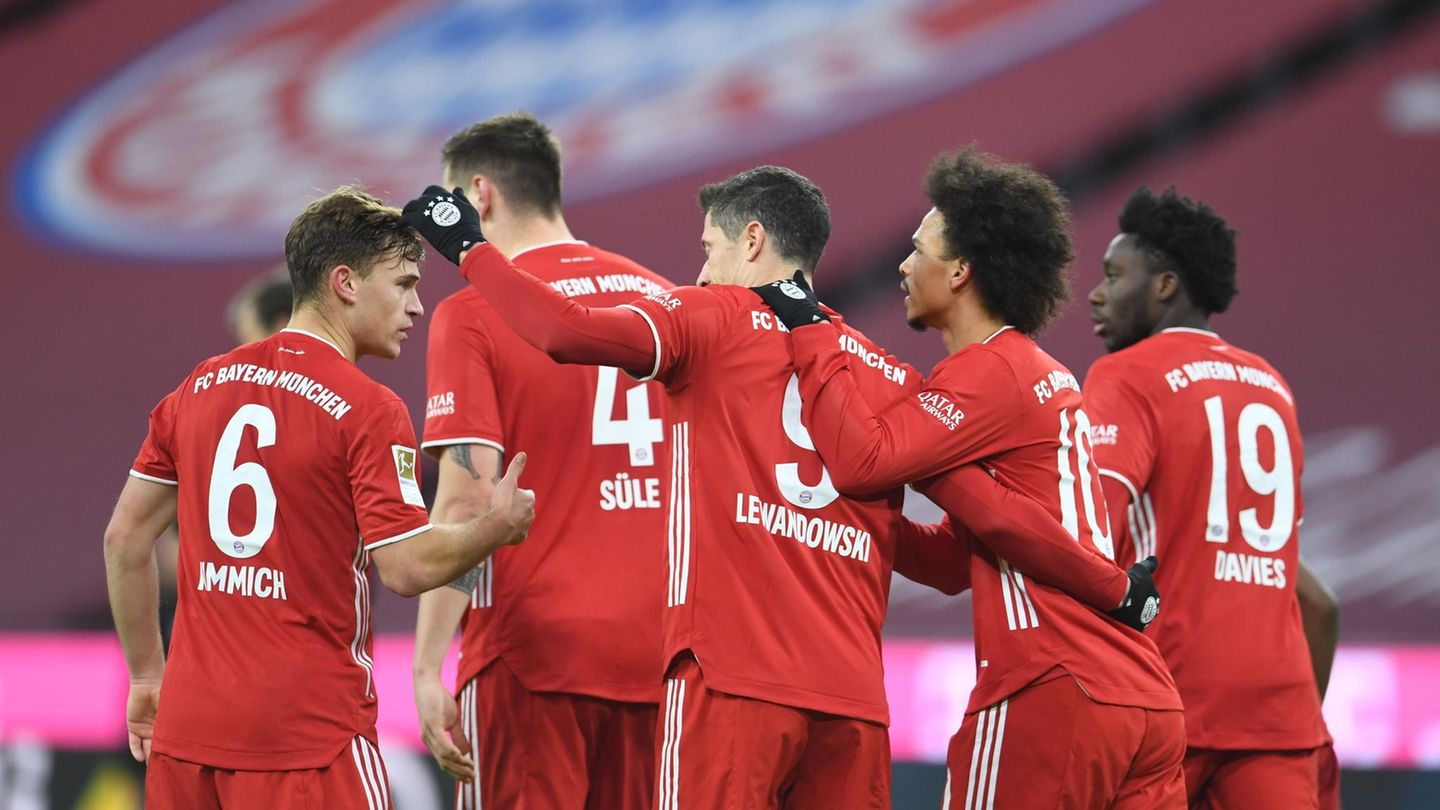 Fünf Spieler des FC Bayern München liegen sich nach einem Tor in den Armen