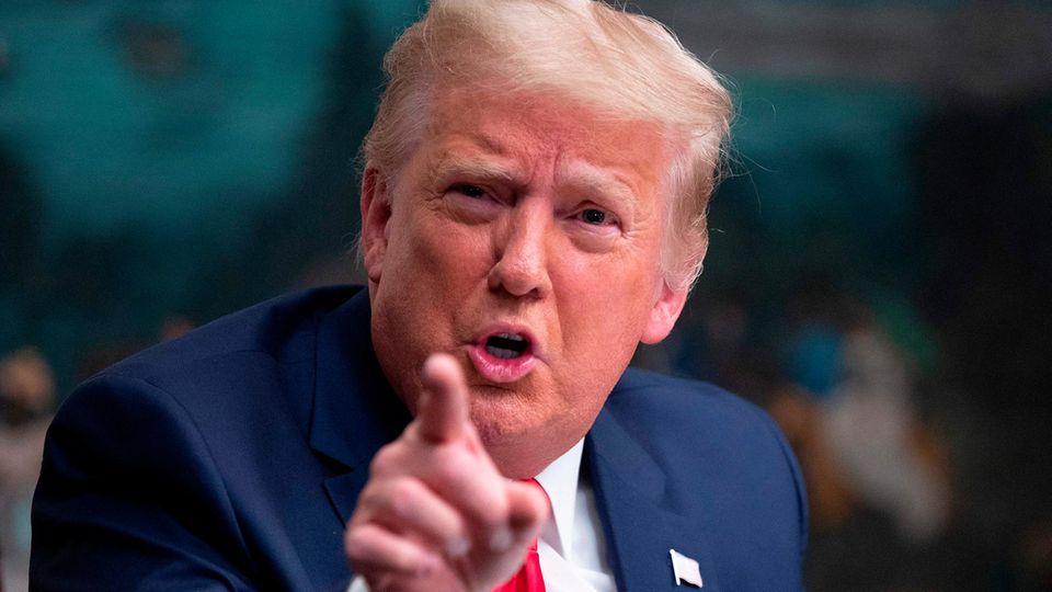 US-Präsident Donald Trump zeigt in die Kamera