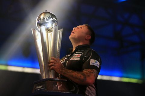 Er hat es geschafft: Der neue Darts-Weltmeister Gerwyn Price aus Wales reckt stolz seine Trophäe in die Höhe.