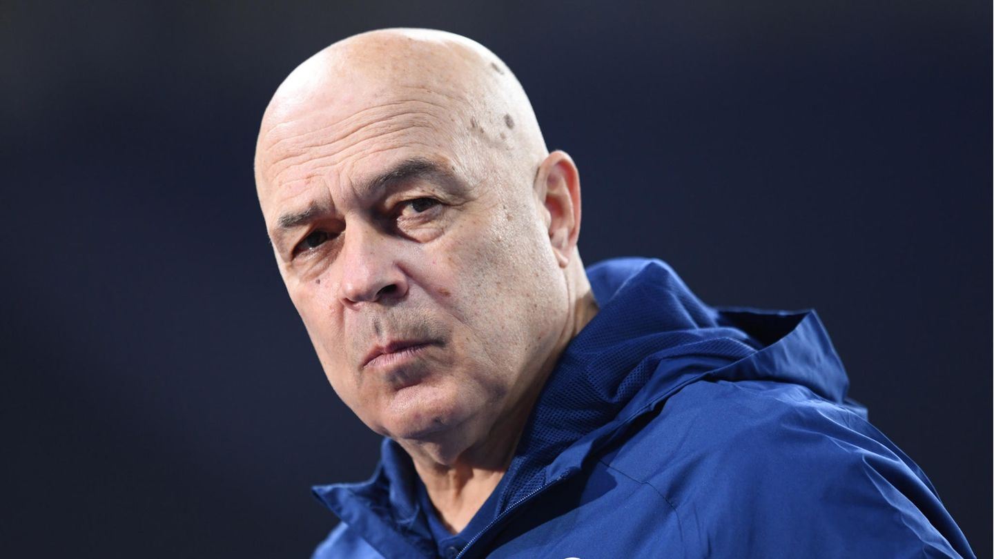 Christian Gross strahlte während des Spiels der Schalker im Berliner Olympiastadion gegen Hertha BSC nicht gerade Zuversicht aus
