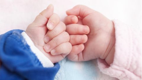 Hände von zwei Babys berühren sich