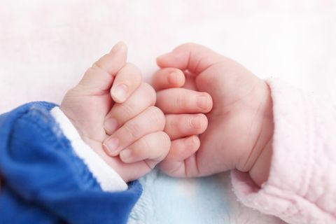Hände von zwei Babys berühren sich