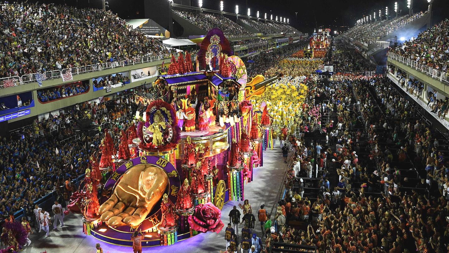 Höhepunkt des Karnevals in Rio: Der Zug der Sambaschulen durch das Sambódromo