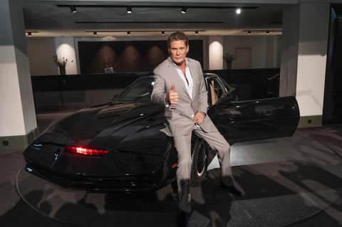 David Hasselhoff posiert mit dem Sportwagen "Kit" aus der Serie "Knight Rider"