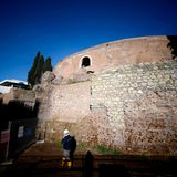 Von außen wirkt das kolossale Bauwerk heute unscheinbar.