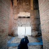 Das Gebäude wird durch die typischen Bögen abgestützt.