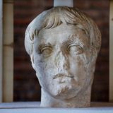 Bei Ausgrabungen unweit des Forum Romanum wurde eine vermutliche Nachbildung vom Kopf des jungen Kaiser Augustus gefunden.