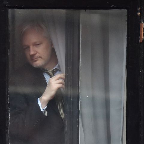 WikiLeaks-Gründer Julian Assange steht an einem Fenster der ecuadorianischen Botschaft.