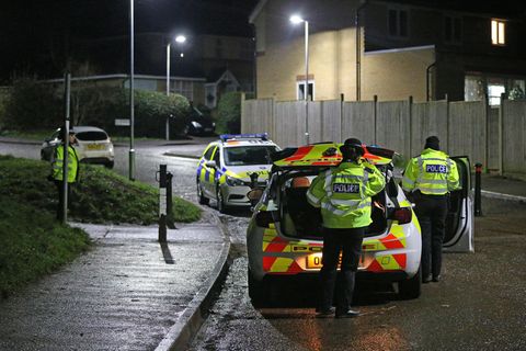 Polizisten sperren den Tatort in der englischen Stadt Reading ab