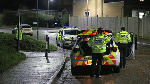 Polizisten sperren den Tatort in der englischen Stadt Reading ab