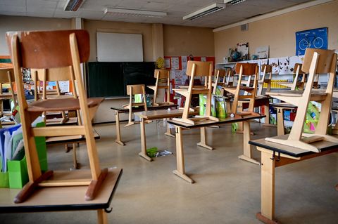 Schüler vor einer Schule