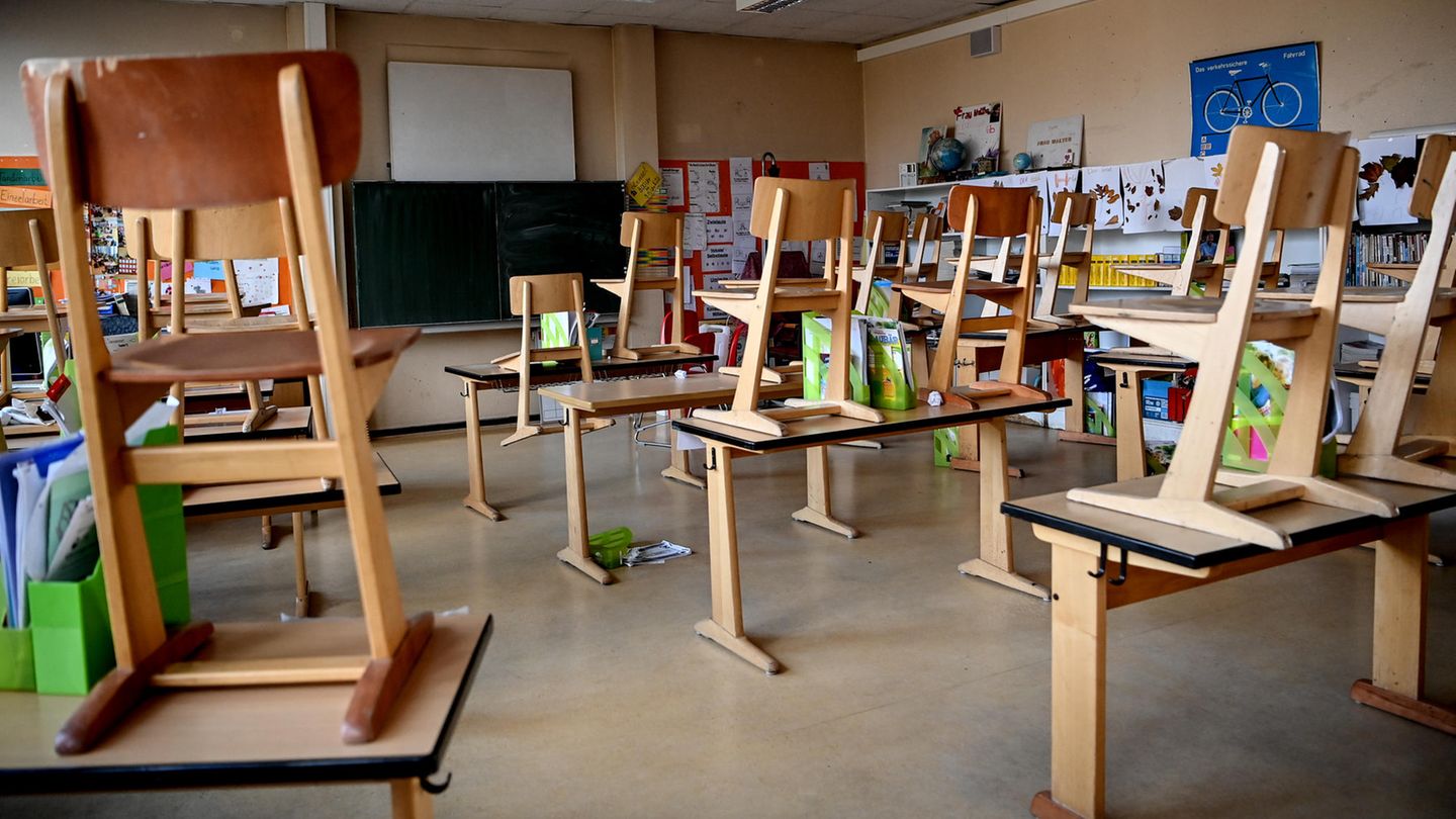Schüler vor einer Schule