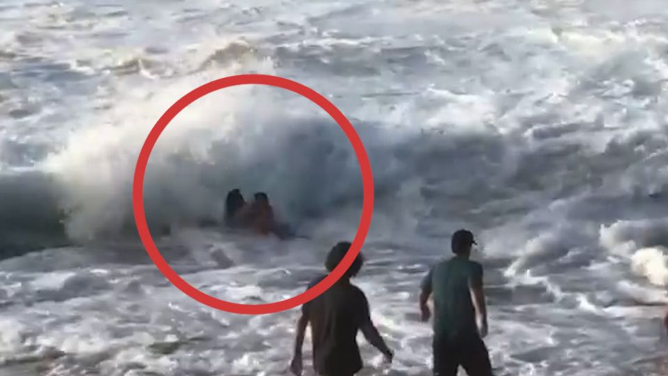 Dramatische Szenen: Surfer rettet Frau aus starkem Wellengang auf Hawaii Dramatische Szenen: Surfer rettet Frau aus starkem Wellengang auf Hawaii