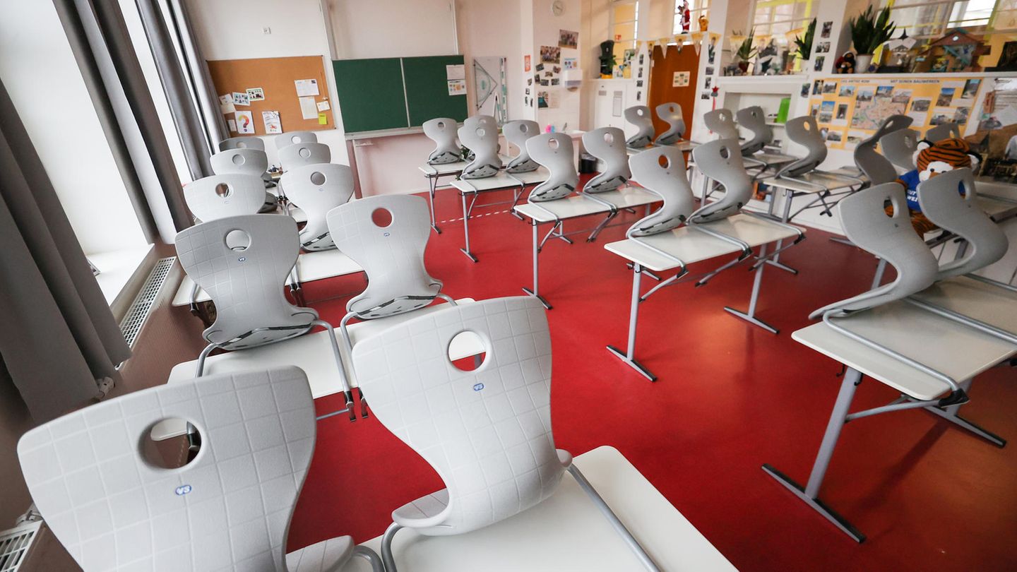Hoch gestellt sind die Stühle in einem leeren Klassenzimmer