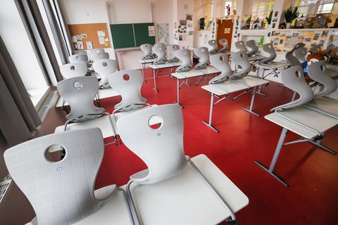 Hoch gestellt sind die Stühle in einem leeren Klassenzimmer