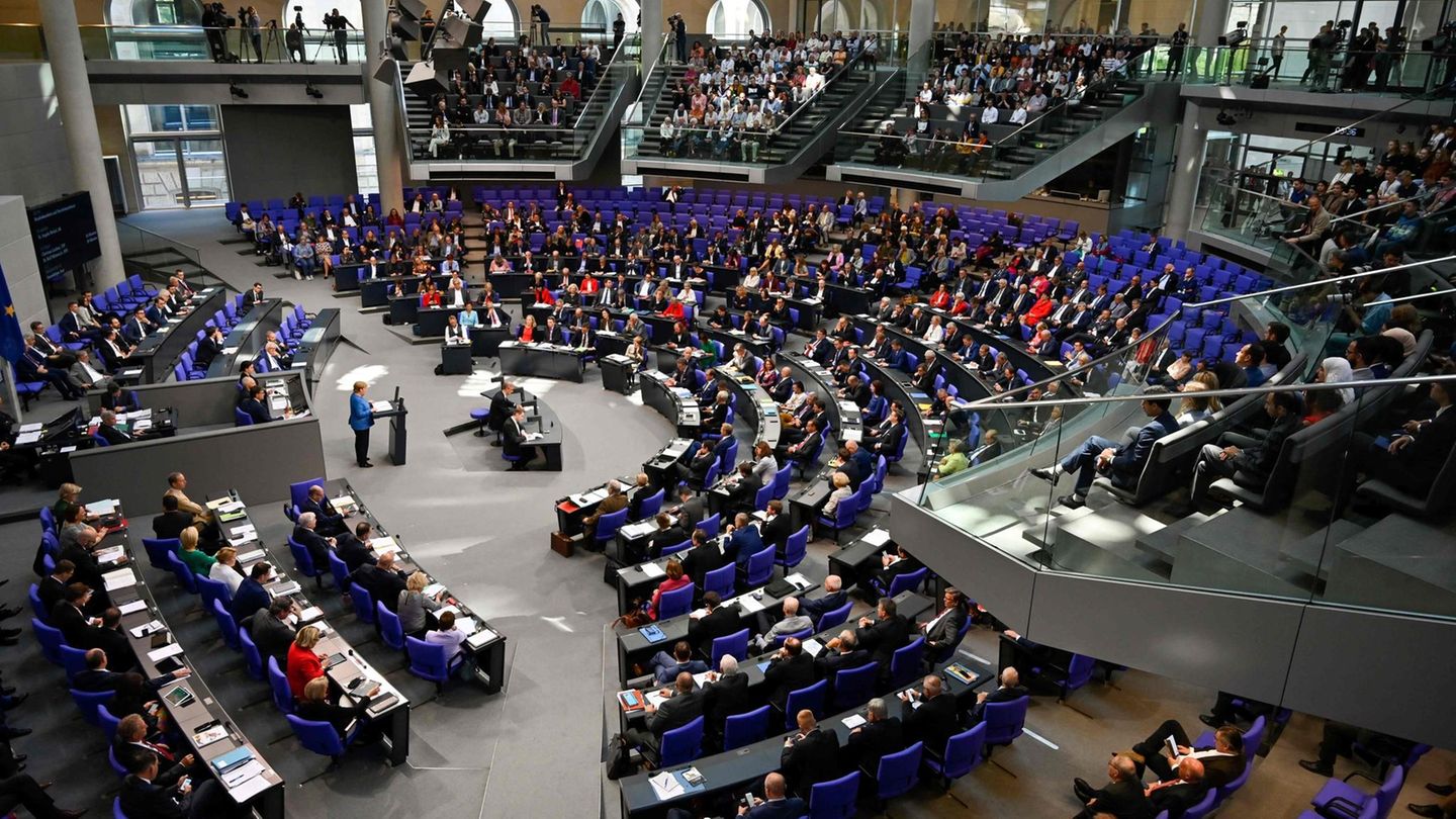 Der deutsche Bundestag, Angela Merkel bei einer Rede