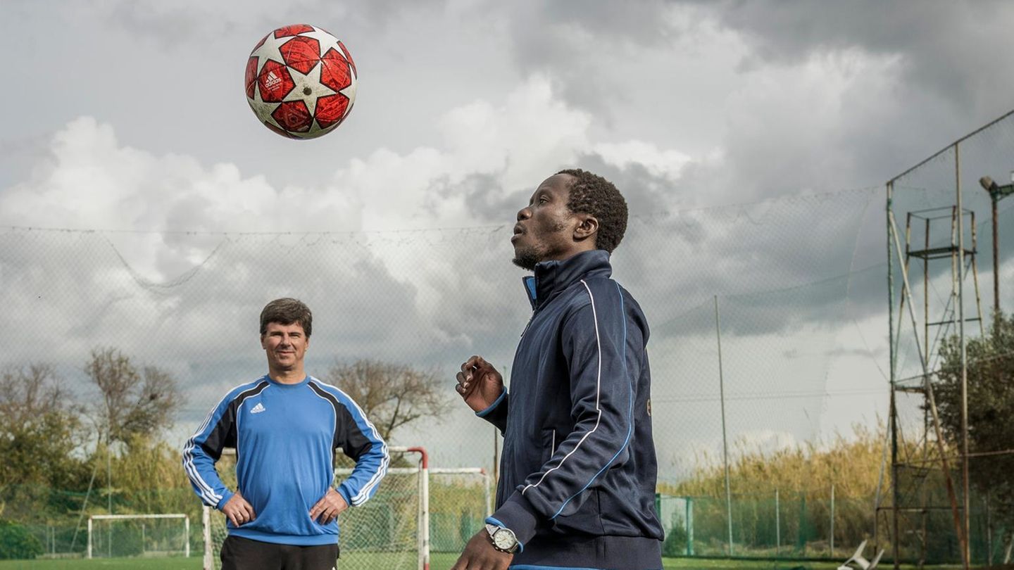 Der Trainer und sein größtes Talent: Evangelos Spanos (l.)und Paul Asema ­Yongo beim Training. Asema, sagt Spanos, könne es nach ganz oben schaffen