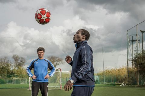 Der Trainer und sein größtes Talent: Evangelos Spanos (l.)und Paul Asema ­Yongo beim Training. Asema, sagt Spanos, könne es nach ganz oben schaffen