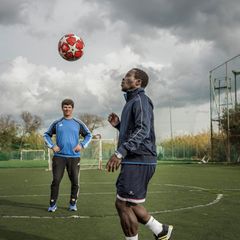 Der Trainer und sein größtes Talent: Evangelos Spanos (l.)und Paul Asema ­Yongo beim Training. Asema, sagt Spanos, könne es nach ganz oben schaffen