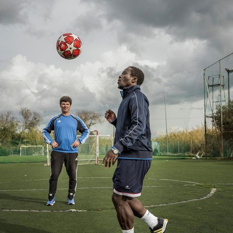 Der Trainer und sein größtes Talent: Evangelos Spanos (l.)und Paul Asema ­Yongo beim Training. Asema, sagt Spanos, könne es nach ganz oben schaffen