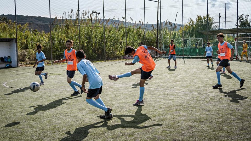 2020, LESBOS, Moria, Karatepe GRIECHENLAND, Europa: Fluechtlinge im Fussballtraining aus dem Fluechtlingslager Karatepe, frueher Moria Aufnahmelager, trainieren und spielen fuer sie gegruendeten Fussball Club Cosmos FCEngl.: October 21, 2020 Mytilene,... Trainingsspiel der Flüchtlinge auf Spanos’ Platz