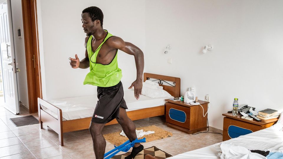 Fußball auf Lesbos (FINAL) >> 14. Dezember 2020, Perama, Lesbos, Griechenland, Europa: Fluechtling Paul Asema Yongo, 19, aus Kamerun, will Profifussballspieler in Europa werden. Um waehrend des harten Lockdowns wegen der Corona Pandemie, (Ausgangs... Asema in seinem Zimmer beim Muskelaufbau