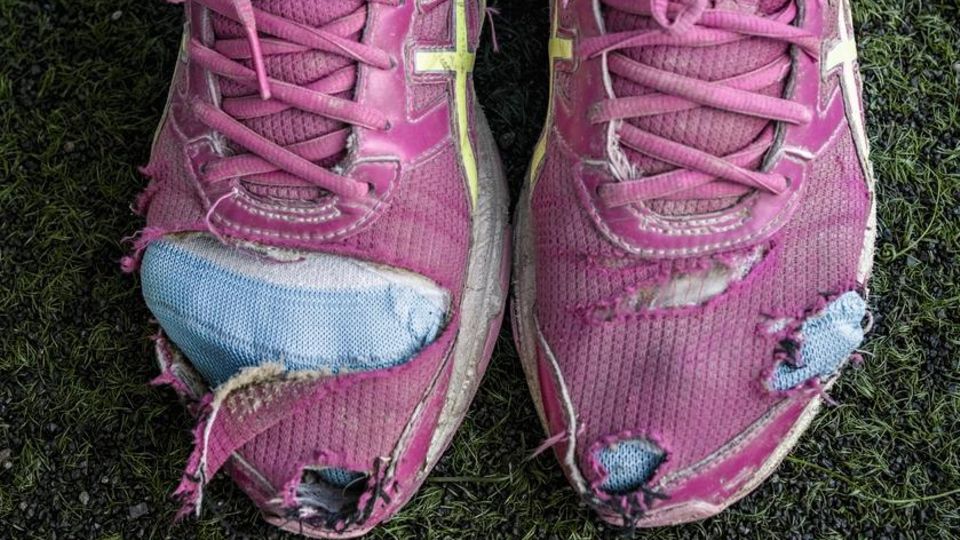 2020, LESBOS, Moria, Karatepe GRIECHENLAND, Europa: Fluechtlinge im Fussballtraining aus dem Fluechtlingslager Karatepe, frueher Moria Aufnahmelager, trainieren und spielen fuer sie gegruendeten Fussball Club Cosmos FCEngl.: October 21, 2020 Mytilene,... Viele Flüchtlinge kommen mit zerrissenen Schuhen zum Training