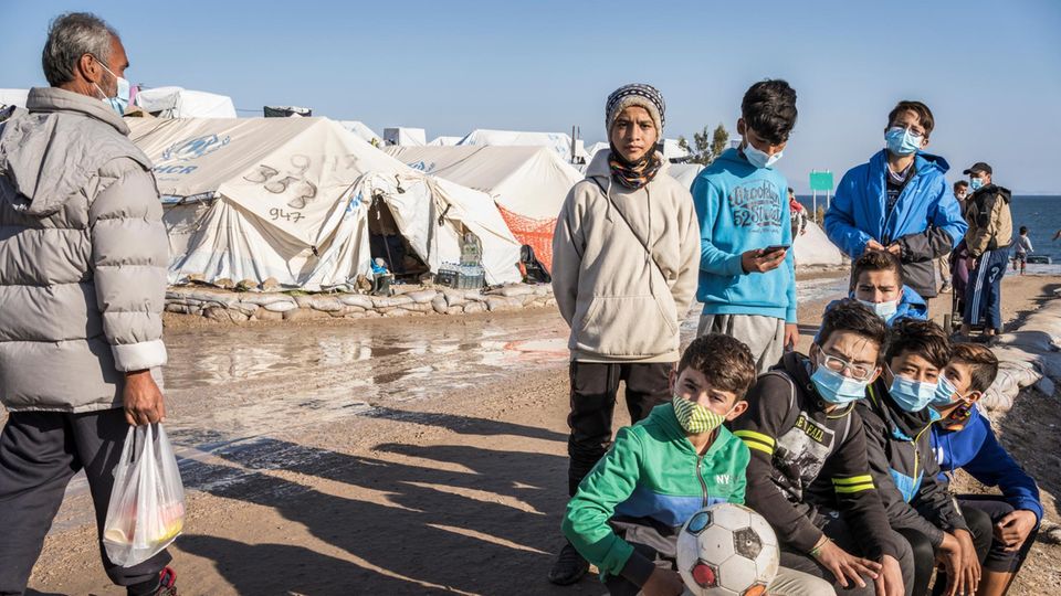 Fußball auf Lesbos (FINAL) >> 16.. Dezember 2020, Karatepe, Maurovouni, Mytilini, Lesbos, Griechenland, Europa: Seit der Quarantaene und Lockdown fuer das Lager in Karatepe 2, duerfen Morteza Ebrahimi, Alter 14, (2.v.l. mit Muetze) Mahmoud Mohamm... Einige der Kicker im neuen Flüchtlingslager von Lesbos, Kara Tepe. Die Bedingungen sind so schlimm wie einst in Moria