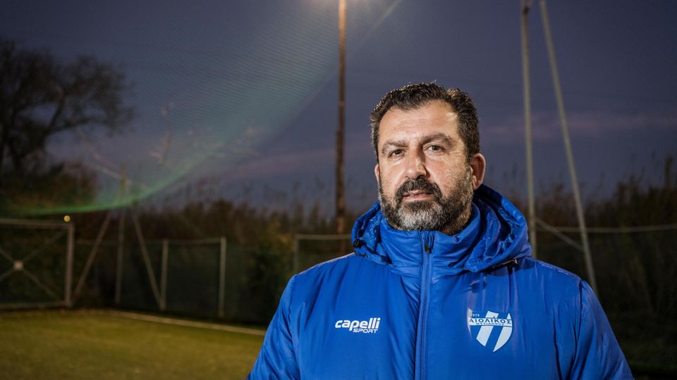 Fußball auf Lesbos (FINAL) >> 15. Dezember 2020, Moria, Lesbos, Griechenland, Europa: Sportsmanager und Vorsitzender des Fussball Clubs Aiolikos Football Club, Mytilini, Alter 55, seit 1,5 Jahren betreut er neben der Profimannschaft Aiolikos Foo... Jim Antonakas, Präsident des Aiolikos FC, hat große Pläne. Talentierte Flüchtlinge will er fördern – und nutzen