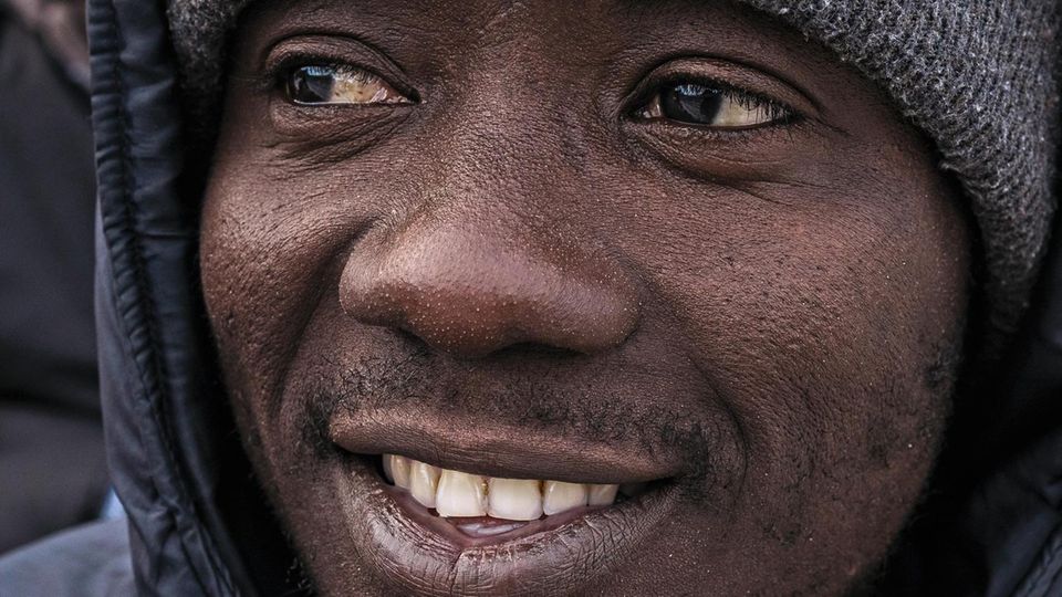 2020, LESBOS, Moria, Karatepe GRIECHENLAND, Europa: Fluechling Paul Asema Yongo, 19, aus Kamerun, will Profifussballer in Europa werden, ueber Cosmos FC ist er jetzt beim Proficlub Aoilikos FC aufgenommen werden. Er wartet auf seine Papiere, damit er sp... Paul Asema Yongo ist 19 und will Profifussballer in Euroa werden