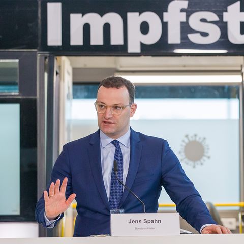 Jens Spahn (CDU), Bundesgesundheitsminister, bei einem Besuch des Nürnberger Corona-Impfzentrums. Auf ihn konzentriert sich die aktuelle Kritik zur Impfbeschaffung