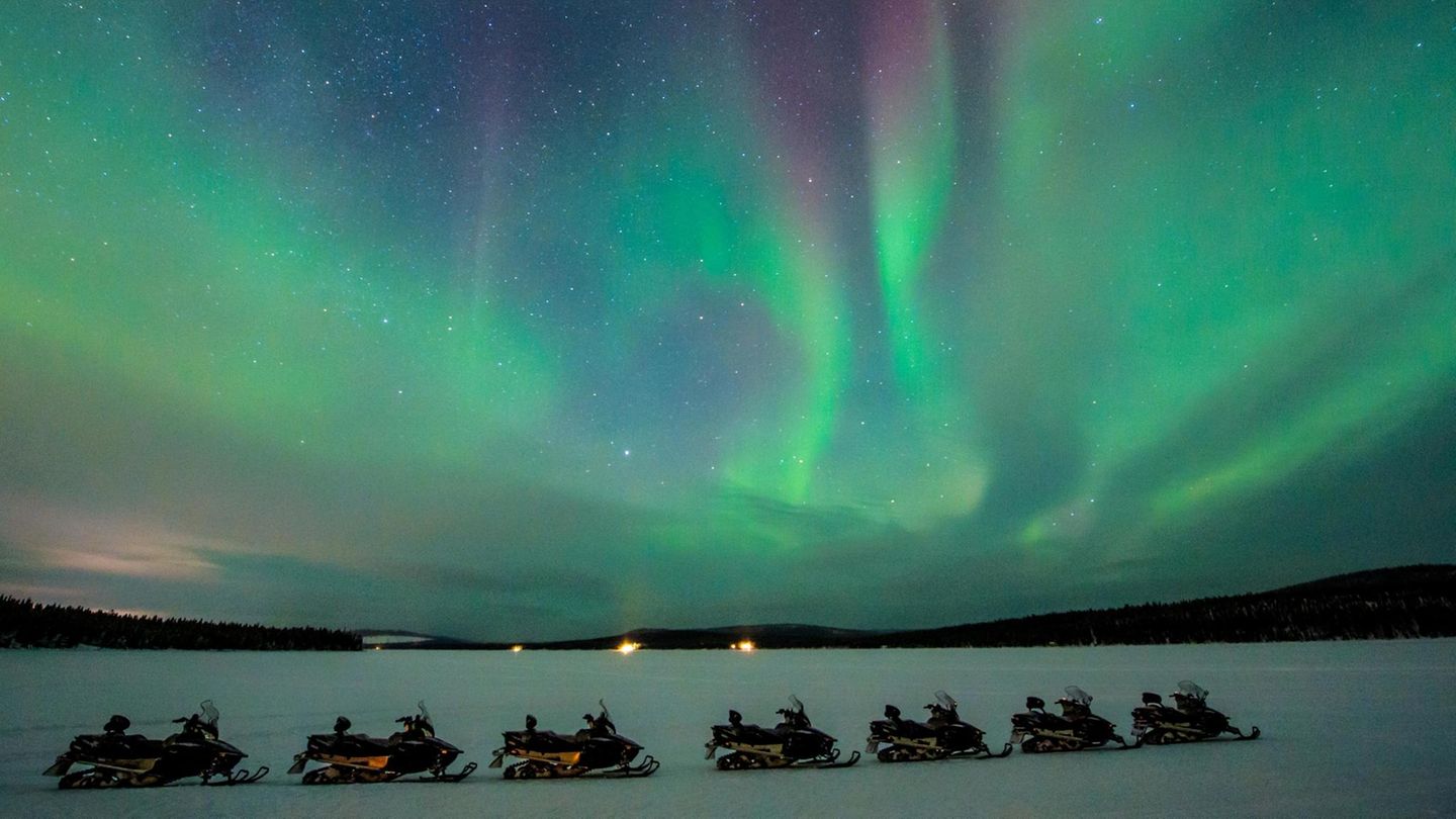 Für die Gäste stehen auch Ausflüge auf dem Programm, zum Beispiel eine nächtliche Motorschlittenfahrt im Banne des Nordlichts. Weitere Infos unter www.icehotel.com