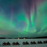 Für die Gäste stehen auch Ausflüge auf dem Programm, zum Beispiel eine nächtliche Motorschlittenfahrt im Banne des Nordlichts. Weitere Infos unter www.icehotel.com