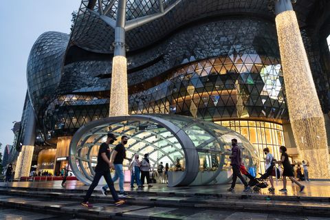 Menschen vor einem Einkaufszentrum in Singapur