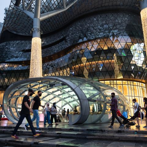 Menschen vor einem Einkaufszentrum in Singapur