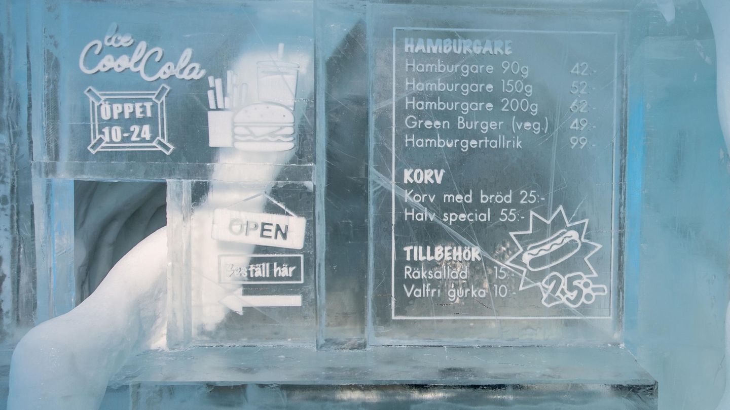 Detail in der Suite "Paradise Lost": Die Menükarte mit Preisen ist in der Wand eingraviert.