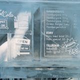 Detail in der Suite "Paradise Lost": Die Menükarte mit Preisen ist in der Wand eingraviert.