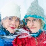 Blick durch die Eisfensterscheibe: die Künstlerinnen Lena Kriström und Nina Hedman