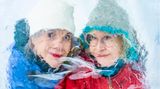 Blick durch die Eisfensterscheibe: die Künstlerinnen Lena Kriström und Nina Hedman