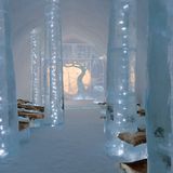 Die von Eissäulen gestützte "Ceremony Hall Skagen", ein Werk der Designer Anna Ohlund und John Pettersson.
